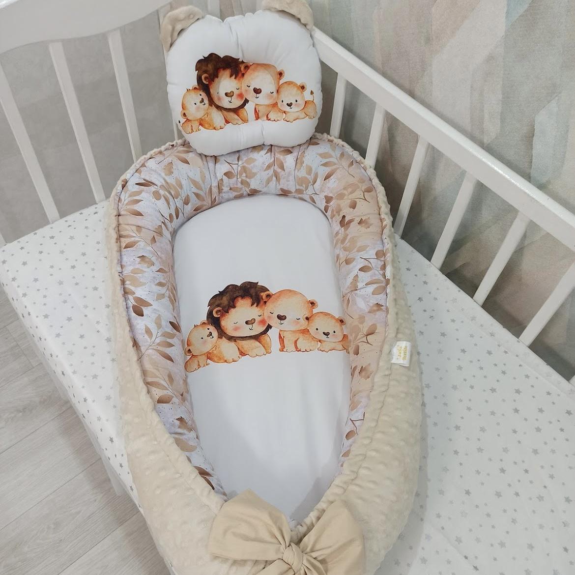Reducer with white beige lion king family print