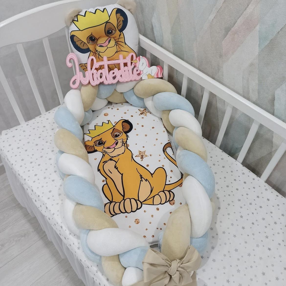 Riduttore intrecciato con la stampa Simba con corona celeste beige bianco