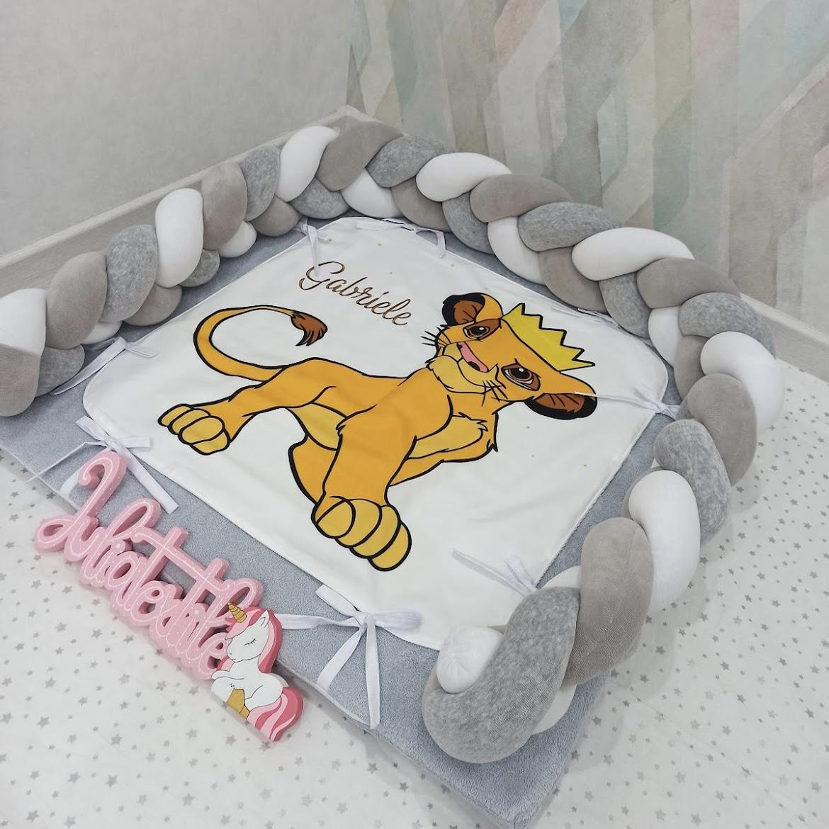 Woven changing mat with gray-white Simba with crown print