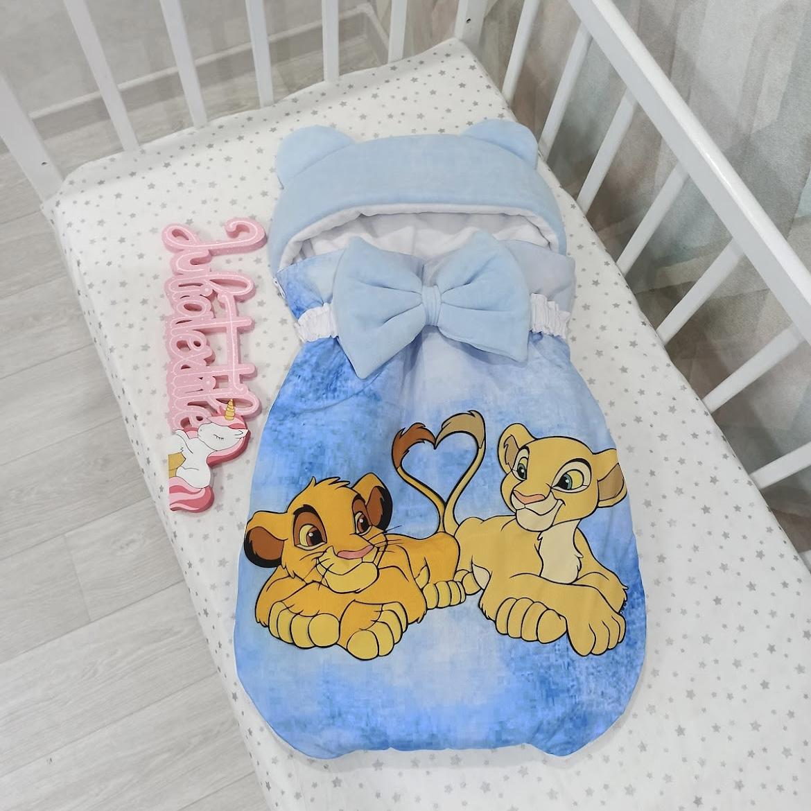 Sleeping bag with blue and white Simba and nala print