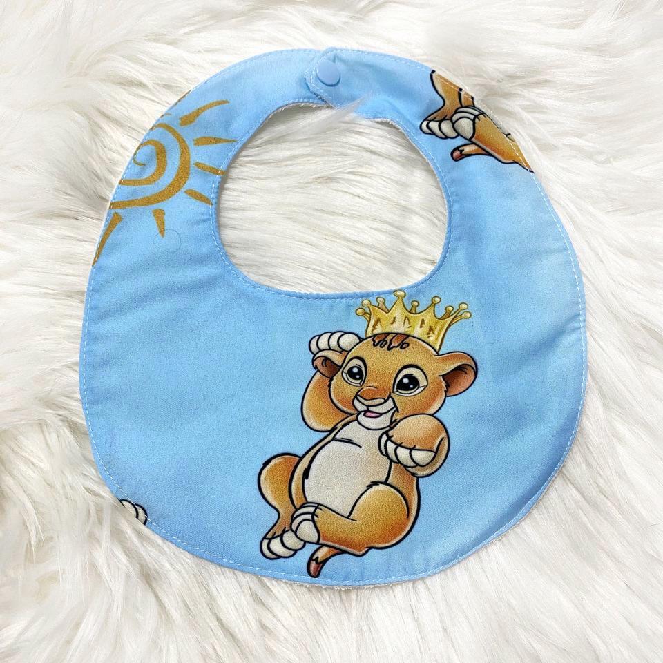 Bib with the Baby Simba print with the blue gold crown