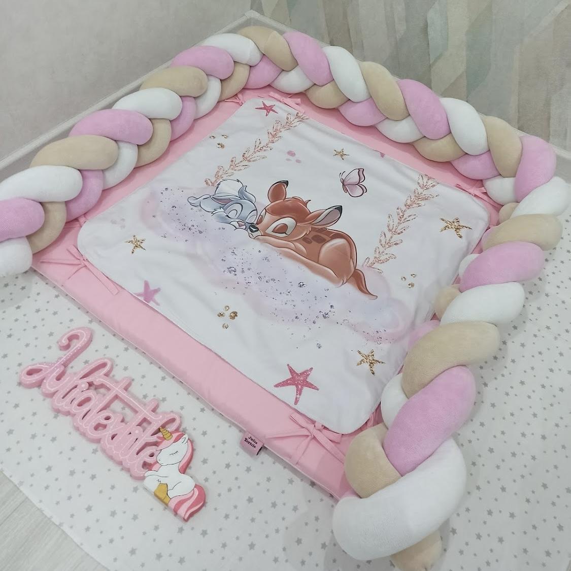 Fasciatoio intrecciato con la stampa Bambi e coniglietto rosa beige